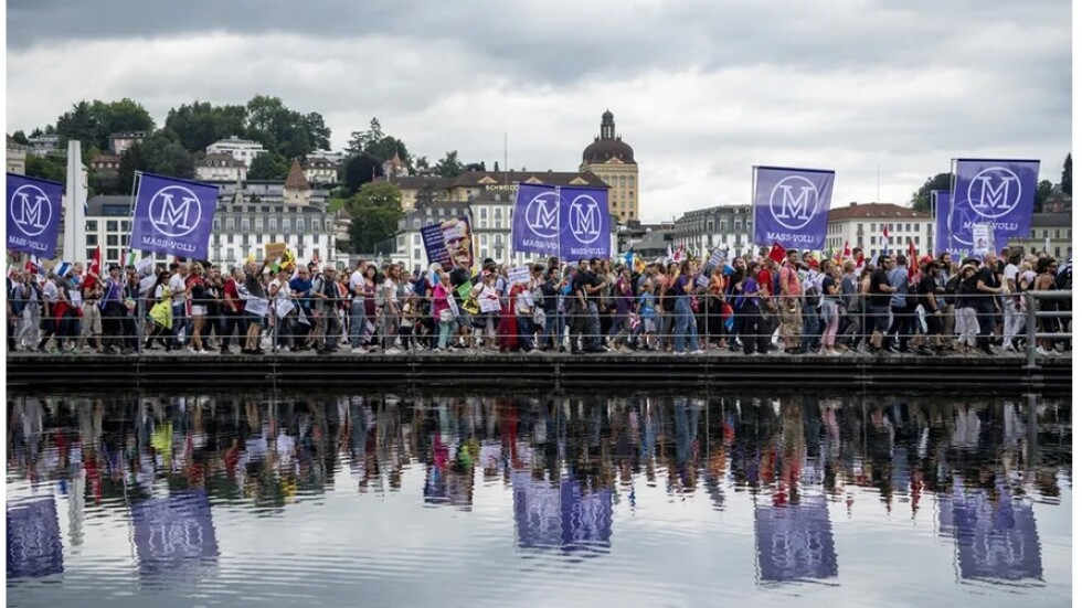 Хиляди излязоха на протест срещу COVID мерките в швейцарския град Люцерн