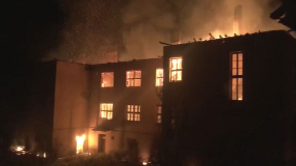 Пожар обхвана Долно село в Кюстендилско, има пострадали
