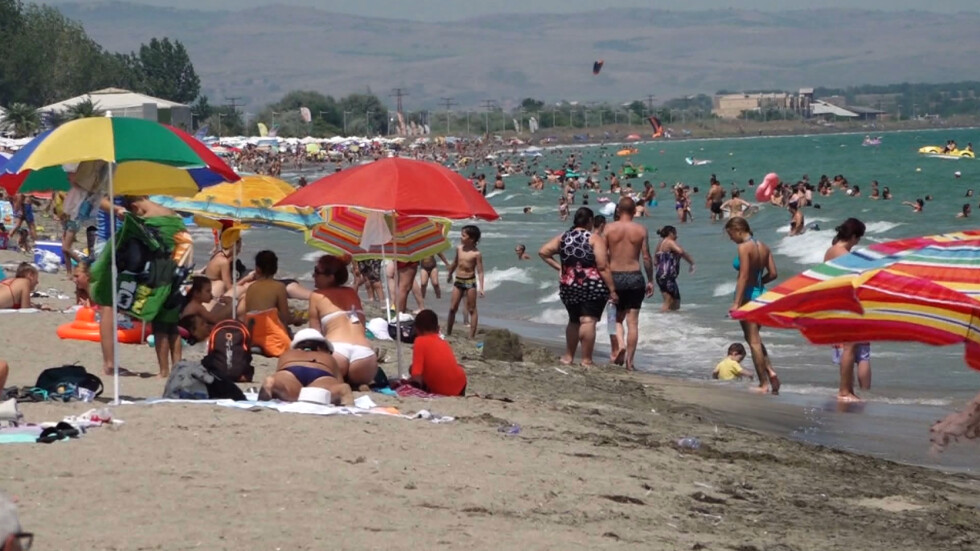 Препълнени плажове у нас: Туристи се оплакват, че чадърите и шезлонгите не достигат