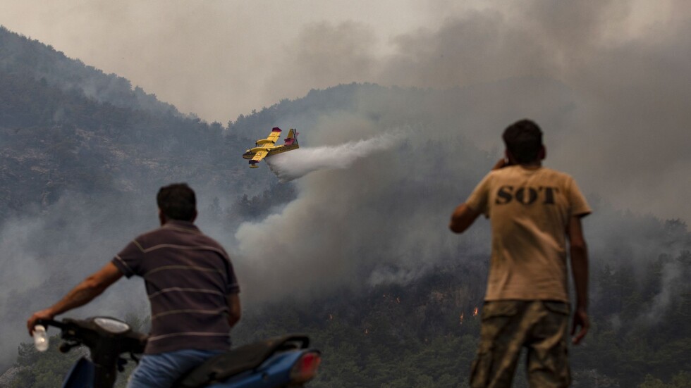 Пламъците продължават да бушуват в Турция и Гърция