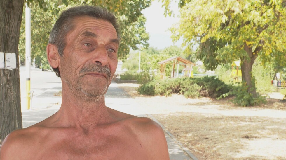 Вижте мъжа, който спаси 90-годишна жена от горяща къща в Старосел