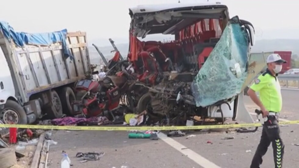 6 жертви и 35 ранени след сблъсък на автобус с тежкотоварен автомобил в Турция