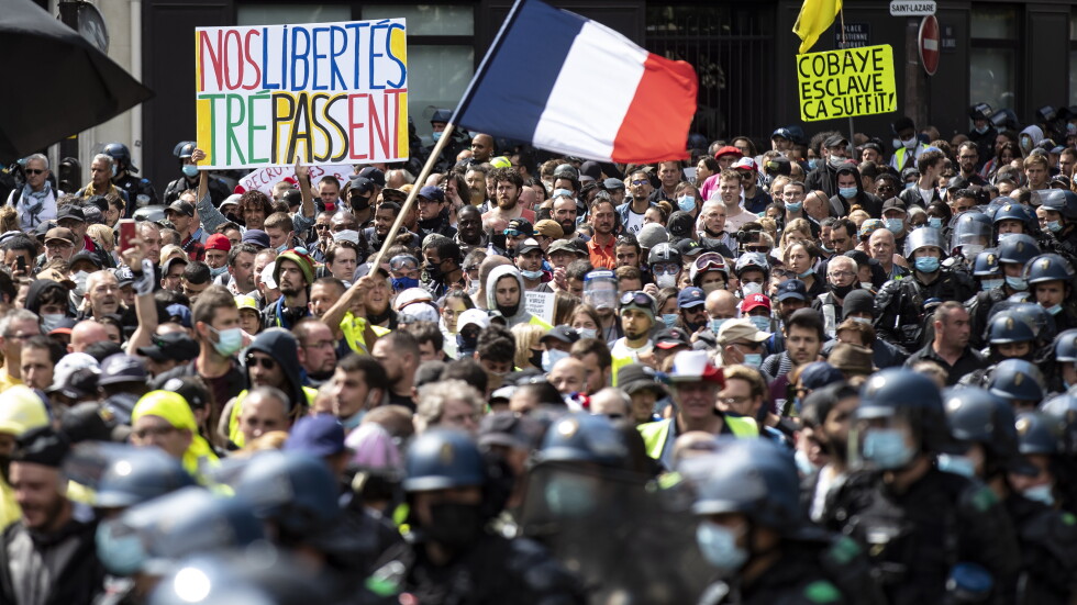 Френската полиция използва сълзотворен газ на протести срещу „здравните пропуски“