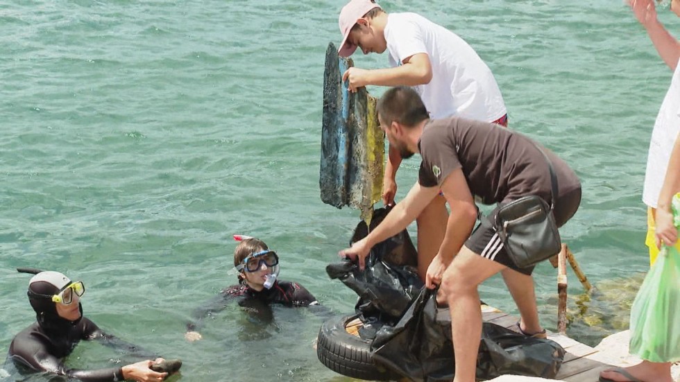 "Добрият пример": Доброволци се включиха в почистване на морското дъно