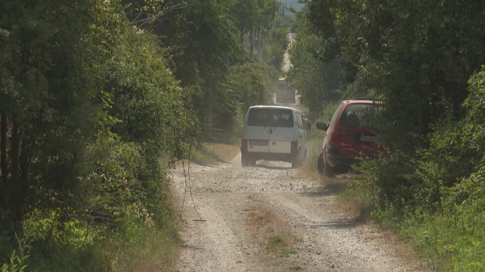 Път в лошо състояние: Жители на вилна зона останаха без достъп до имотите си