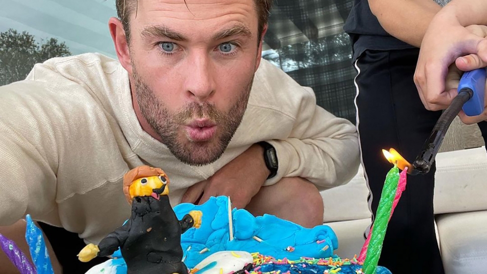  Крис Хемсуърт на 38 с торта, направена от трите му деца: Голяма приятност! 