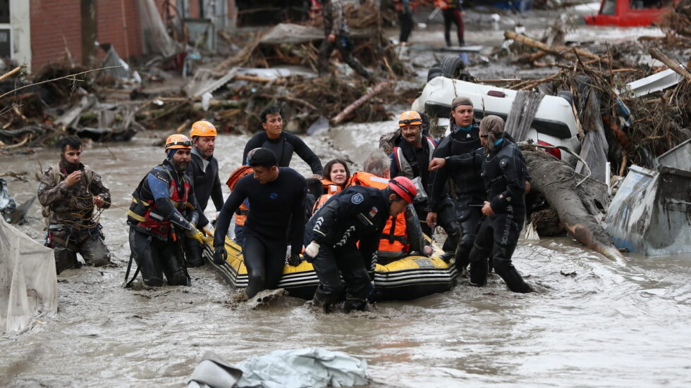 27 са вече жертвите на наводненията в Турция
