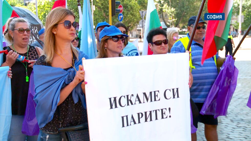 Недоволство на служители на "Автомагистрали - Черно море" заради неизплатени милиони за ремонти (ОБЗОР)