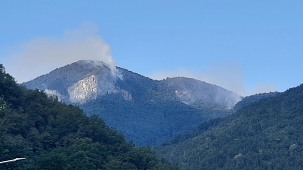 Продължава битката с горския пожар над родопското село Югово 