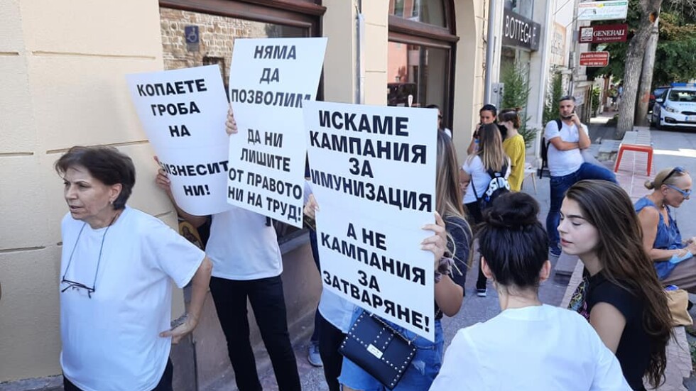 Собствениците на заведения прекратяват протестите си