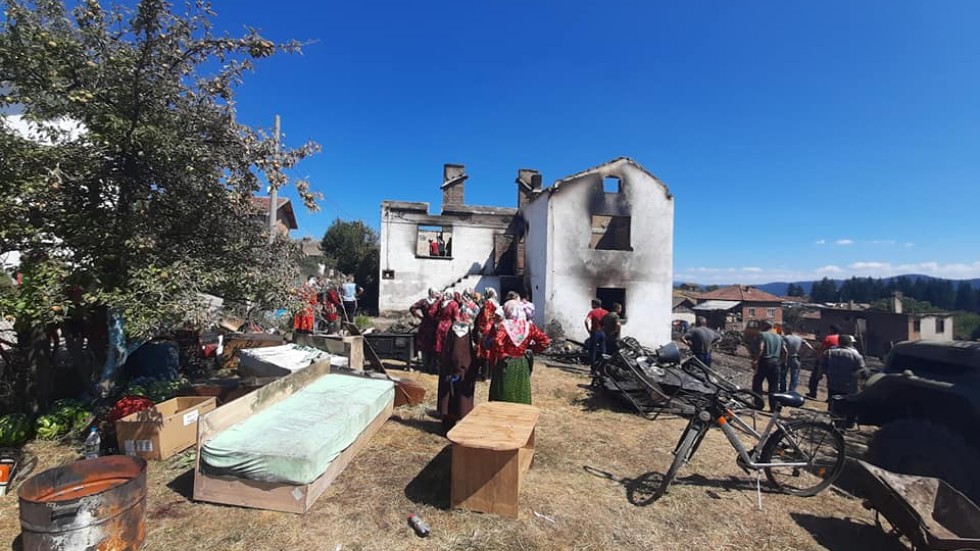 Вълна от съпричастност към останалите без дом след пожара в Кръстава