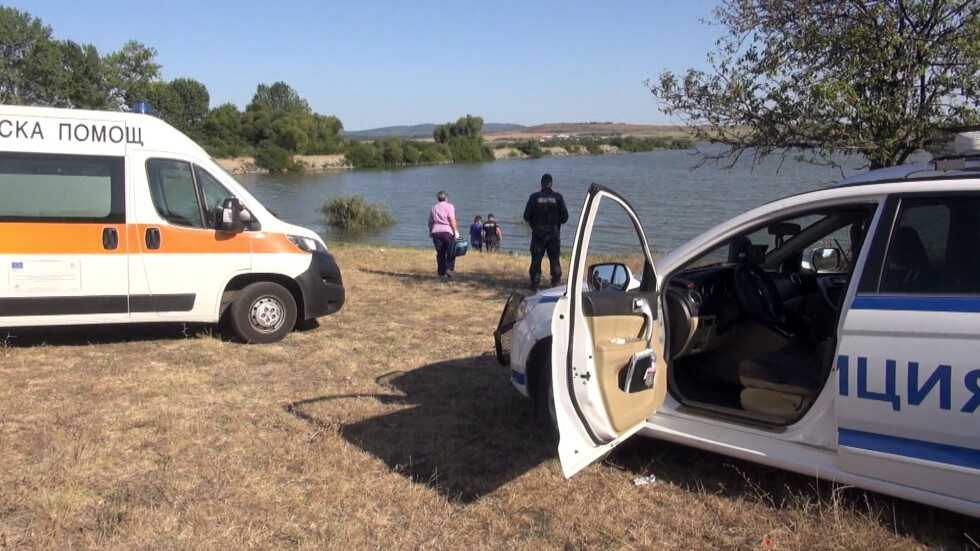 Две деца се удавиха в Мандренското езеро край Бургас