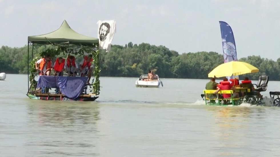 Необичайно състезание: Да плаваш с лодки от картон, бутилки и бъчви (ВИДЕО)