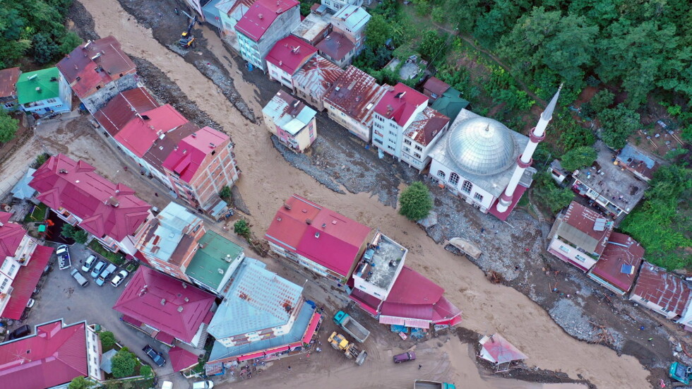 74 станаха жертвите на наводненията в Северна Турция, над 40 души са изчезнали