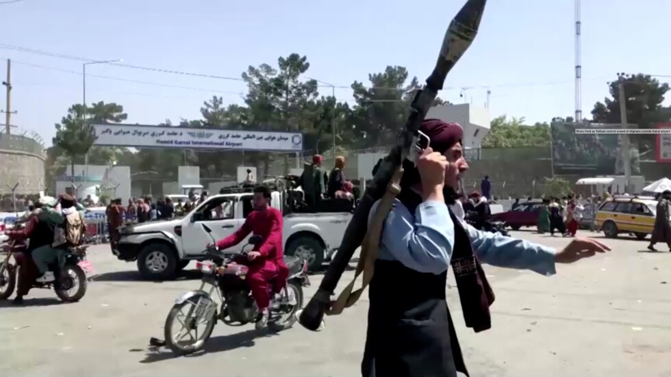 Хаос и паника, след като талибаните завзеха властта в Кабул (ОБЗОР)