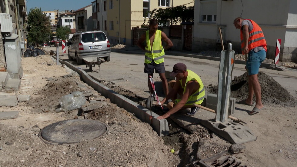 От "Автомагистрали-Черно море" спират всички пътни ремонти в страната
