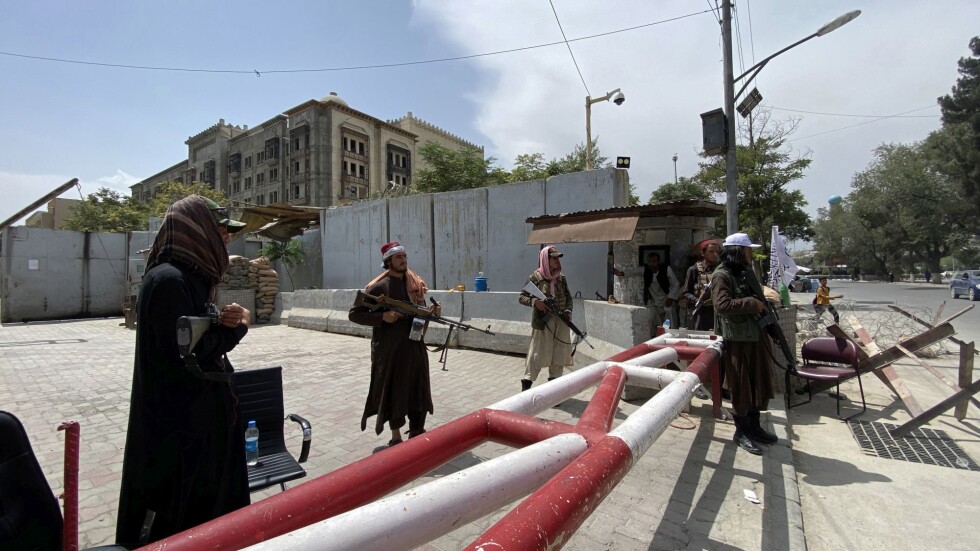 Ситуацията в Кабул - военни разпръснаха тълпа на летището със сълзотворен газ