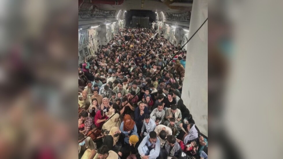 Снимката, която обиколи света: Невиждана евакуация на стотици афганистанци в самолет