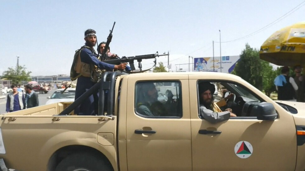 Лидери на талибаните се завръщат в Афганистан, граждани се евакуират