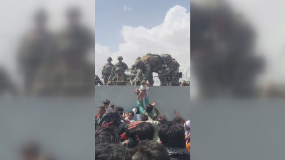 Отчаяние в Афганистан: Бебе беше подадено на войник през телена ограда на летището