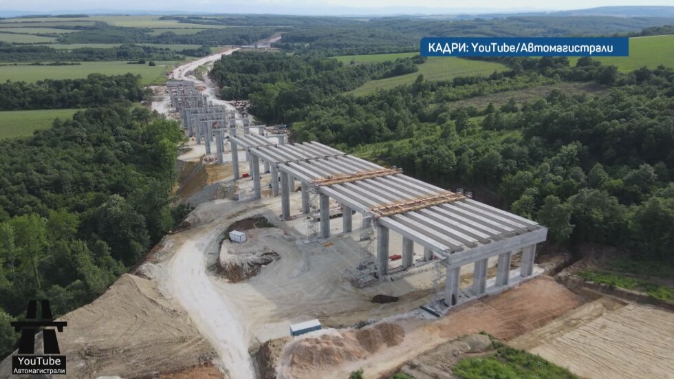 „Автомагистрали“ сами строят… 3 км път