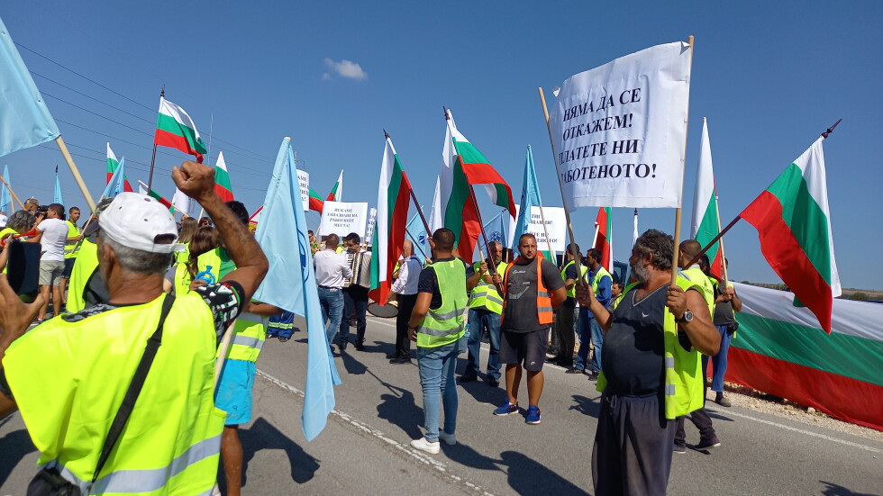 Продължават протестите на служителите от "Автомагистрали-Черно море" (ОБЗОР)