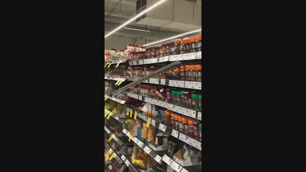 Неочаквана промоция: Змия изплаши посетители в супермаркет в Австралия (ВИДЕО)