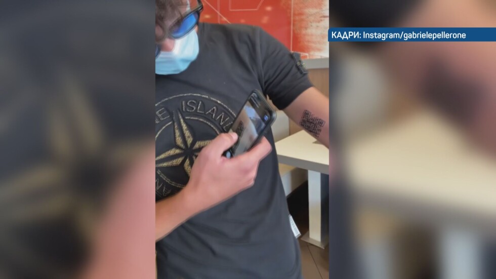 Татуировка с ваксината: Млад италианец си татуира QR кода на сертификата си