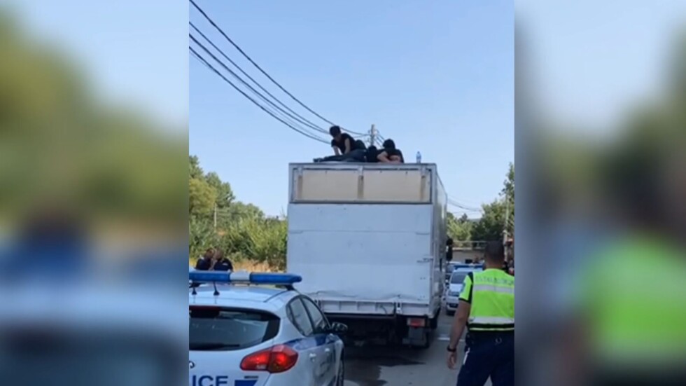 Заловиха бежанци в каросерията на камион в София