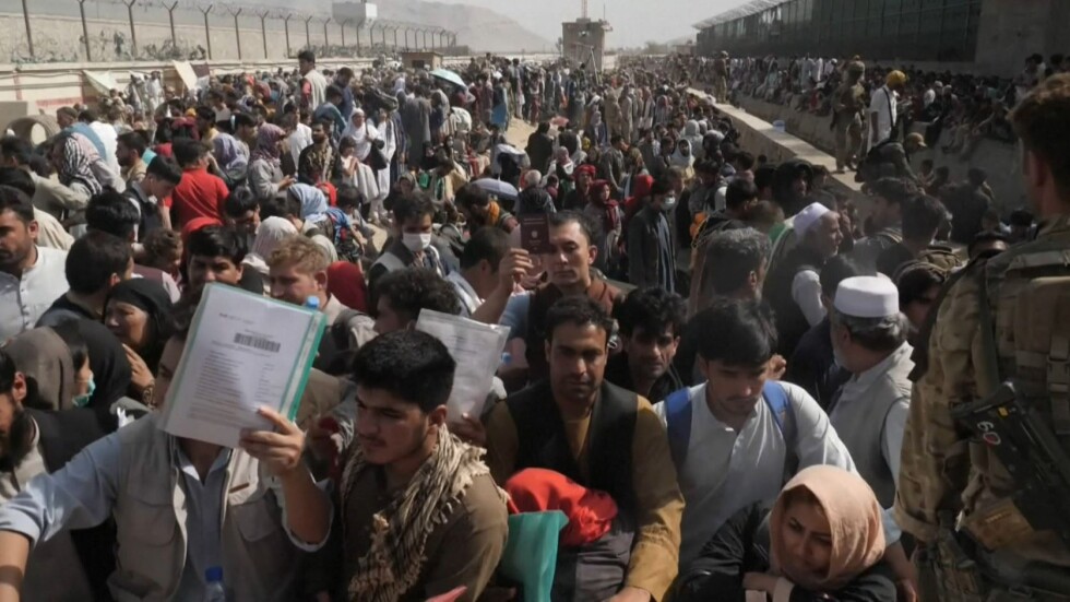 Разказ от "чистилището": Хиляди чакат с надеждата, че ще бъдат евакуирани от Афганистан