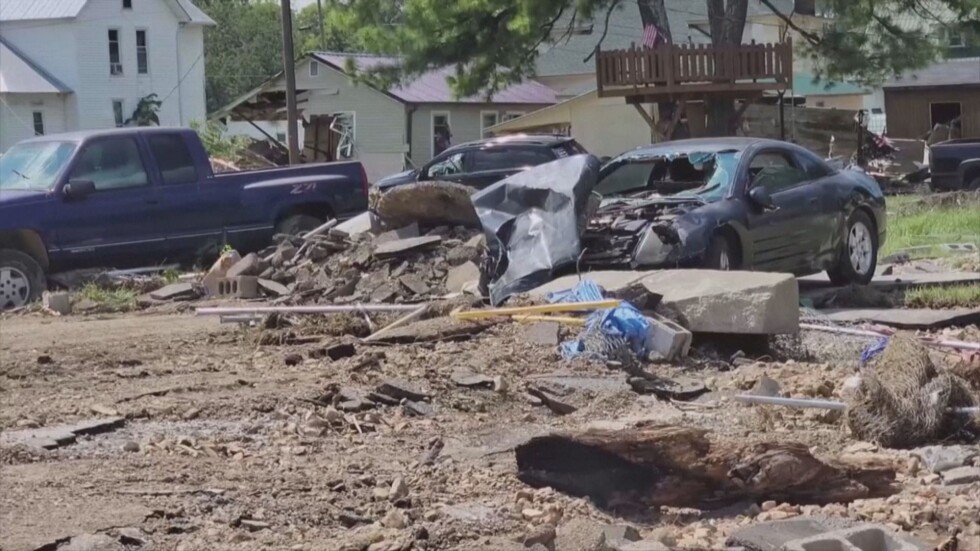 Наводненията в Тенеси: Спасители издирват десетки изчезнали