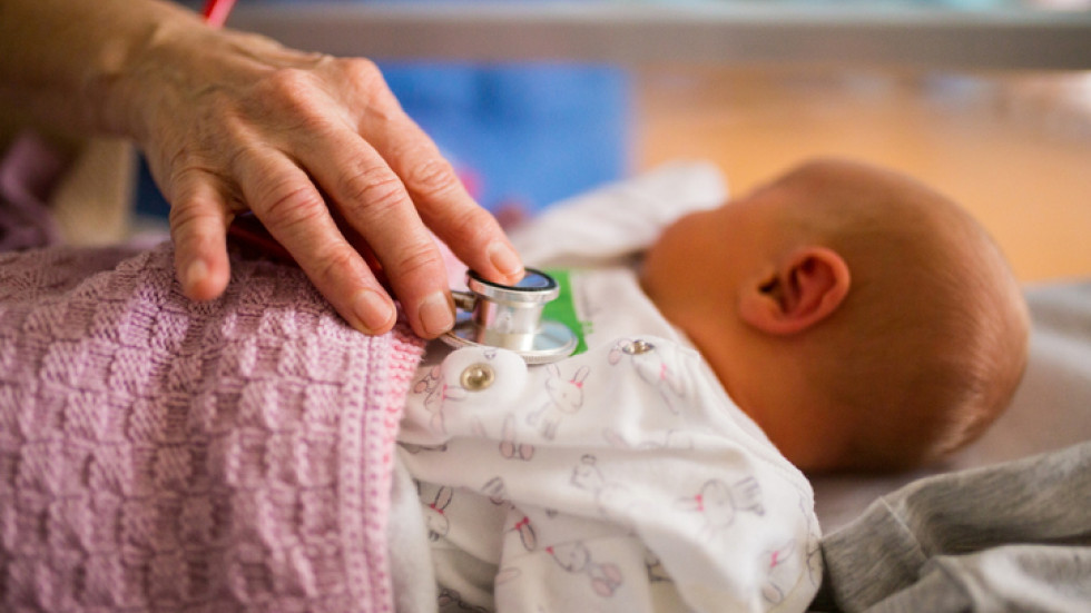 2-месечни близнаци са приети с COVID-19 в болница в Ловеч