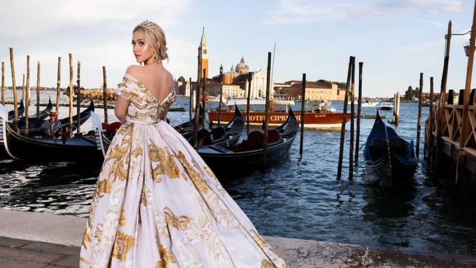 "Долче и Габана Alta Moda": Мария Бакалова впечатли с величествена рокля във Венеция