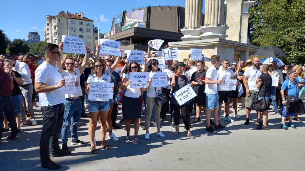 Служители и собственици на заведения във Варна на протест срещу COVID мерките