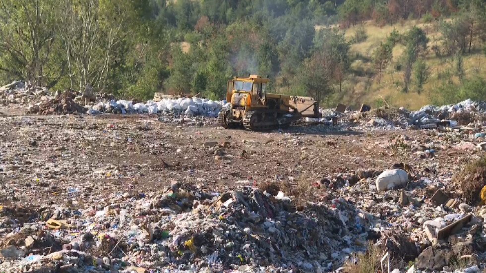 Скандал със сметището на Кюстендил: Защо продължава извозването на отпадъци в депото?