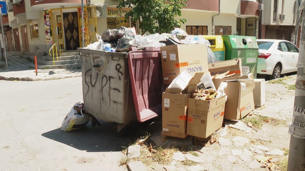 В разгара на лятото части от Варна са затрупани в боклуци