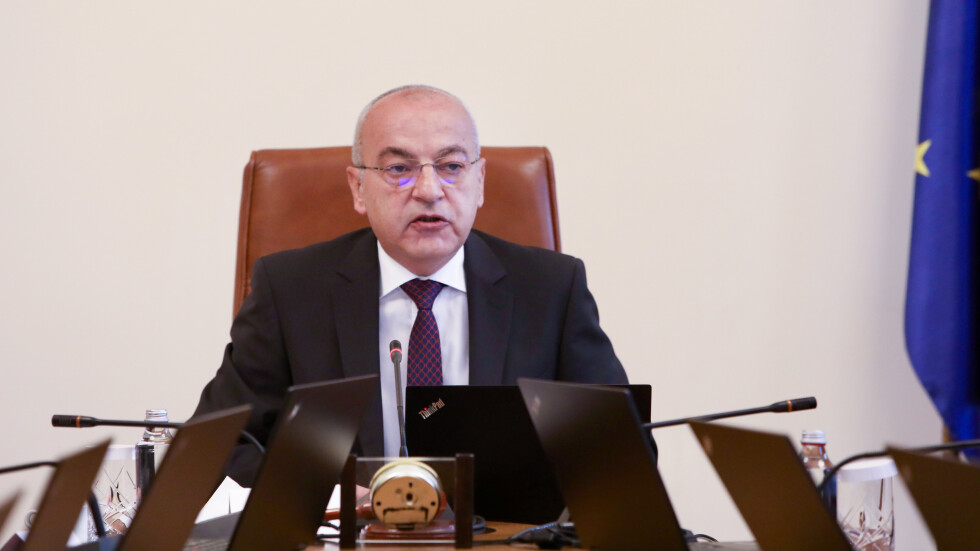 Извънредно съвещание: Гълъб Донев се среща с вътрешния министър и службите