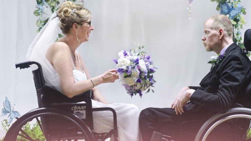 Любов в инвалидна количка: двойка с неизлечимо заболяване си казва "Да"
