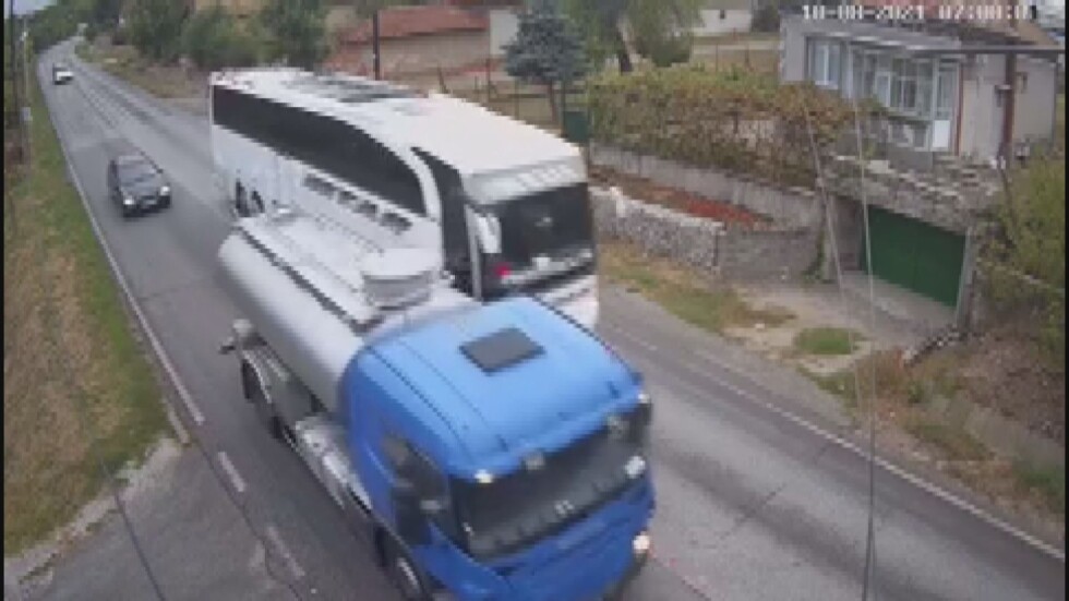 Кадри показват опасно движение на румънския автобус месеци преди катастрофата (ВИДЕО)