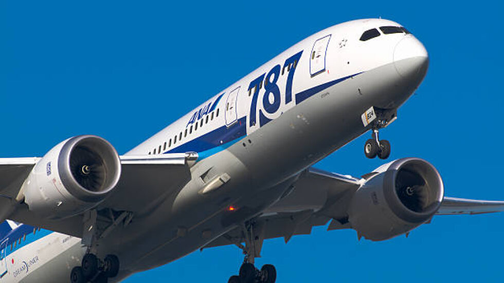 След повече от година "Боинг" прави доставка на "787 Дриймлайнър"