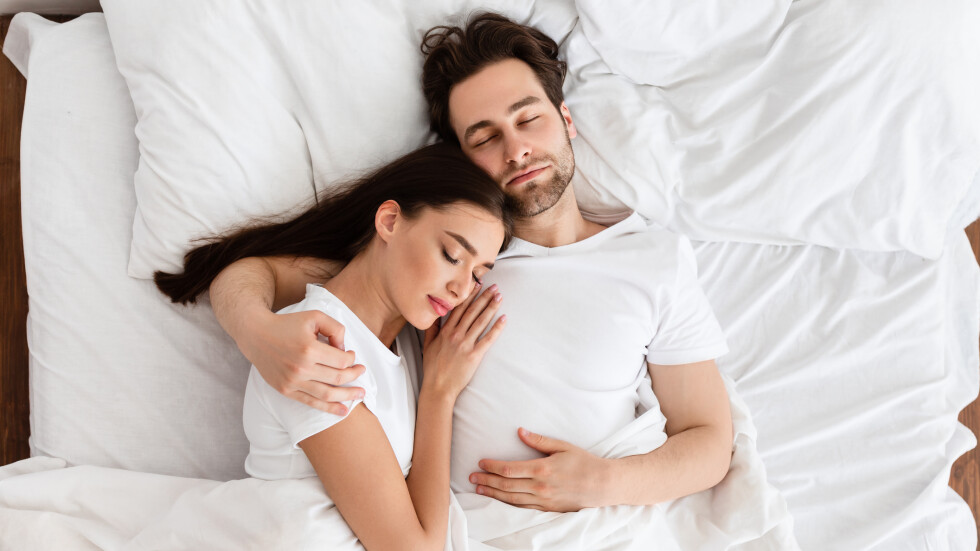Спим ли по-добре, когато делим леглото си с партньор?