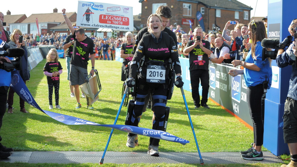 Силата на духа: Клеър Ломас, която извървя Лондонския маратон парализирана