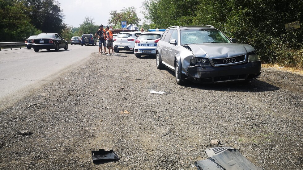 Катастрофа с кола с мигранти на пътя Созопол – Бургас (СНИМКИ)