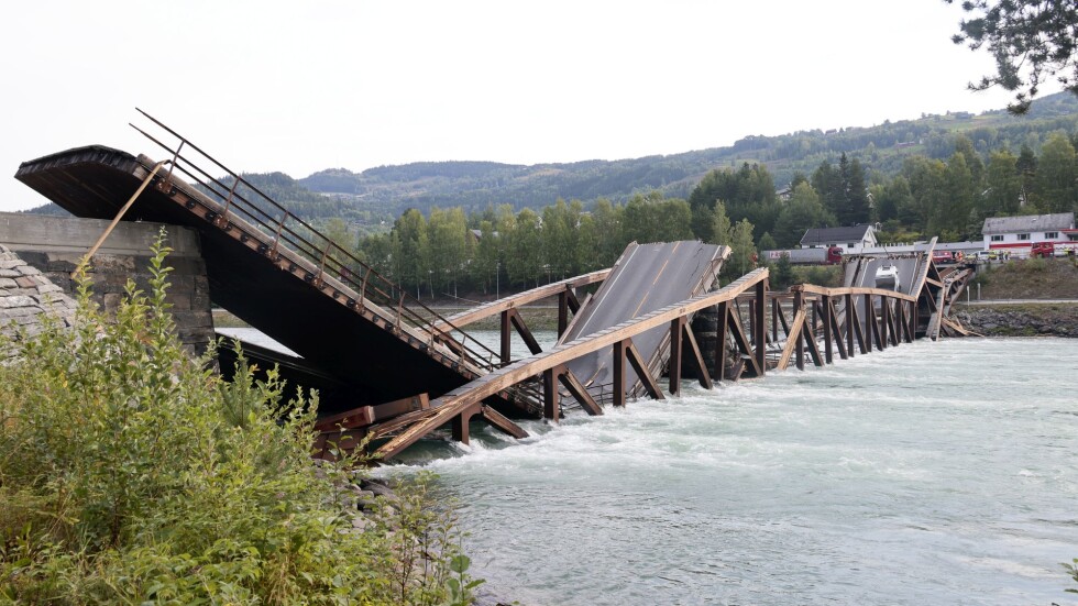 Дървен мост над река се срути в Норвегия