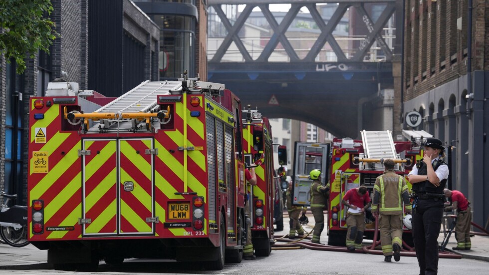 Голям пожар на жп линия спря влаковете в Лондон