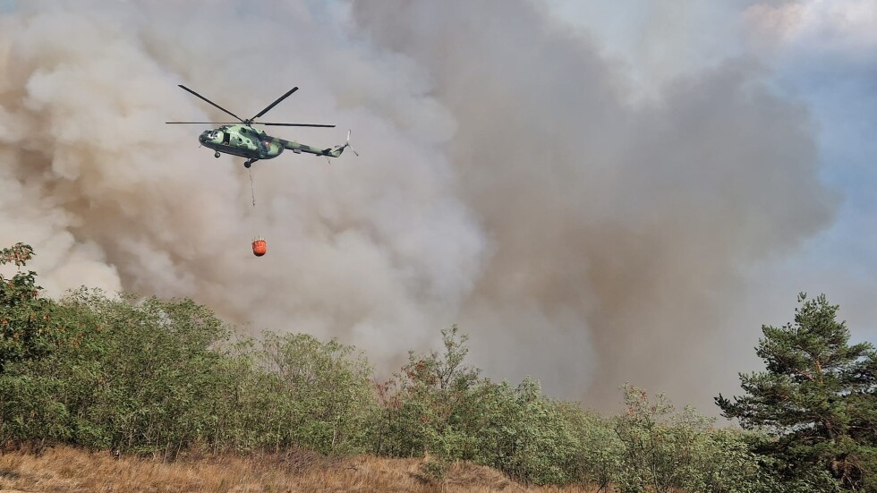 Два хеликоптера се включват в гасенето на пожара край Казанлък