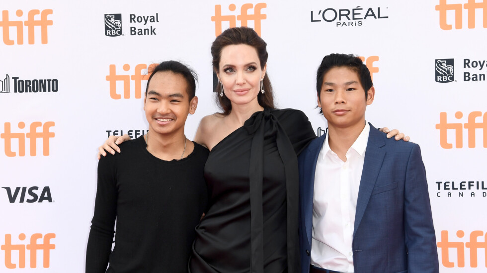 Двама от синовете на Анджелина Джоли стават асистент-режисьори на новия ѝ филм