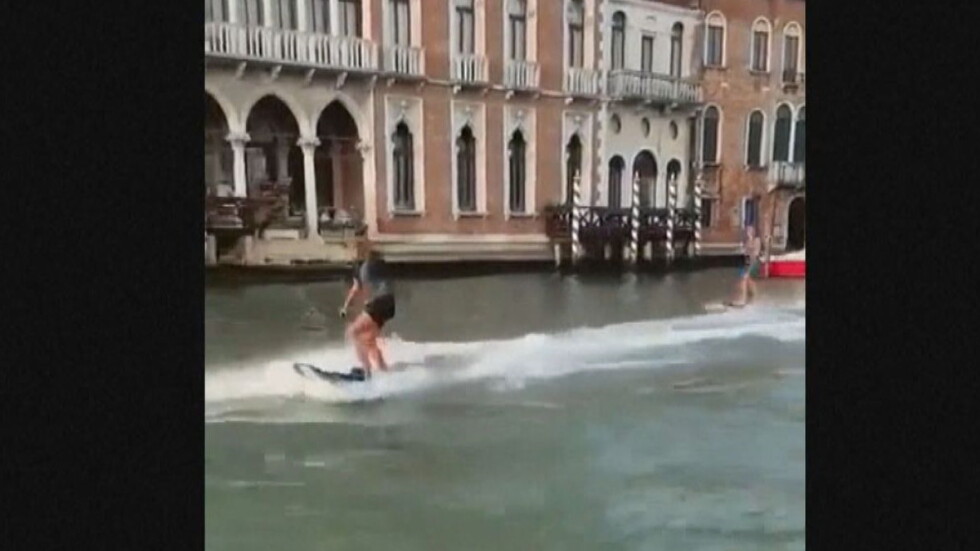 Сърфисти предизвикаха вълна от недоволство във Венеция