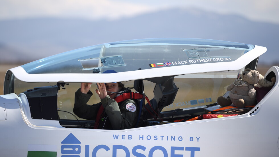 Мак Ръдърфорд тръгна на околосветска обиколка със своя ултралек самолет