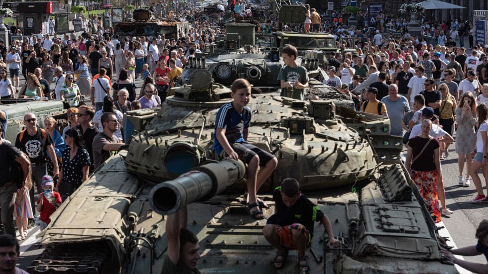 Сразени руски танкове в центъра на Киев: Украйна се подигра с „Парада на победата“ (СНИМКИ и ВИДЕО)
